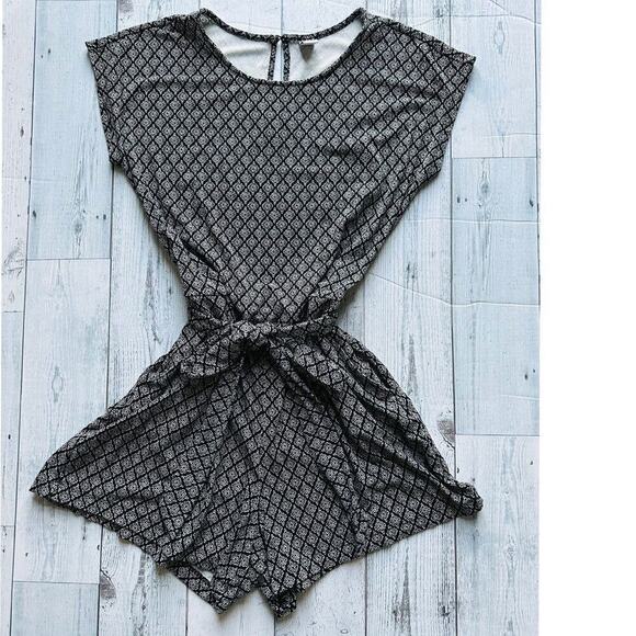 Old Navy Women's Dolman Short Sleeve Romper Black Geo Womens Small - Picture 1 of 6